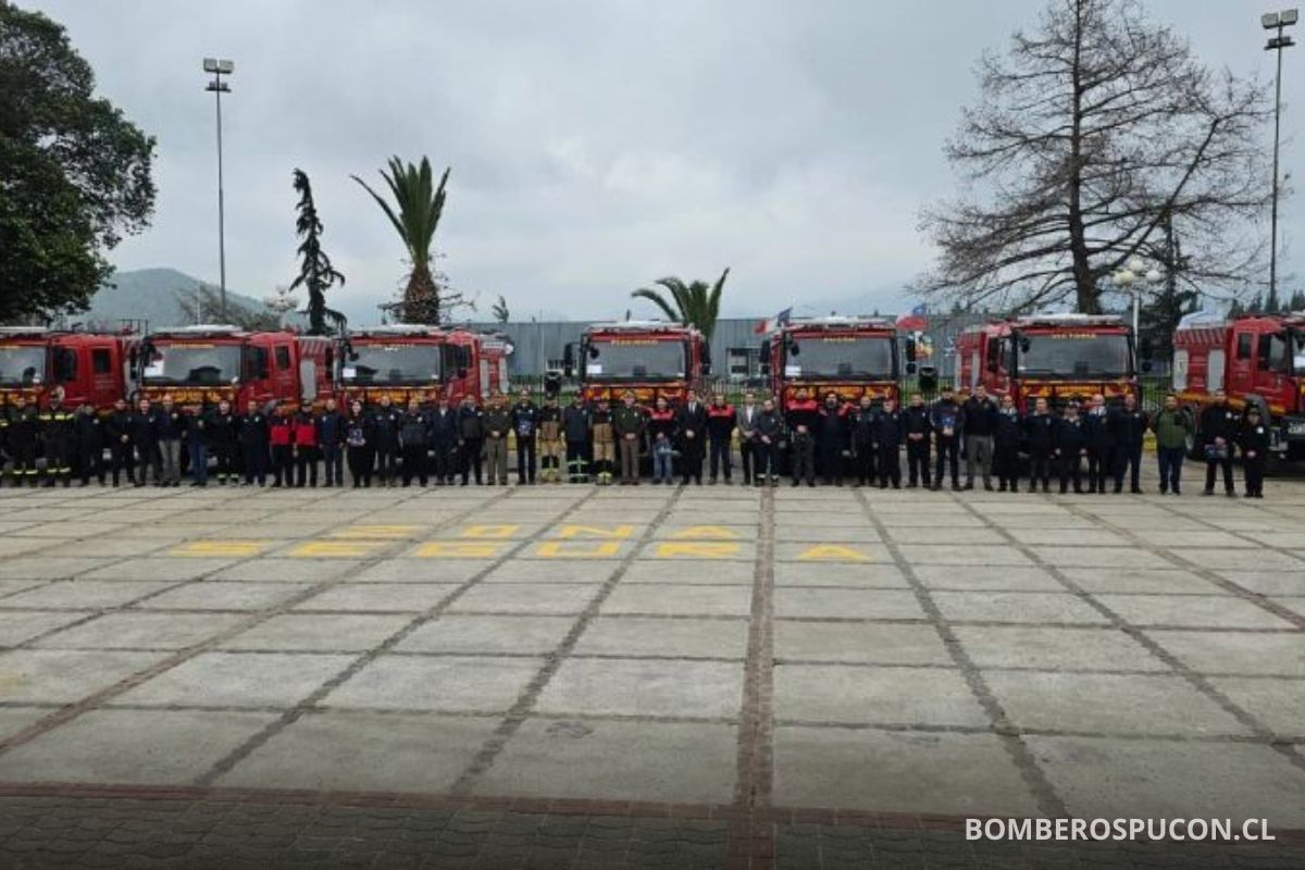 cuerpo de bomberos de pucon recibe moderno carro bomba forestal 14 agosto 2025