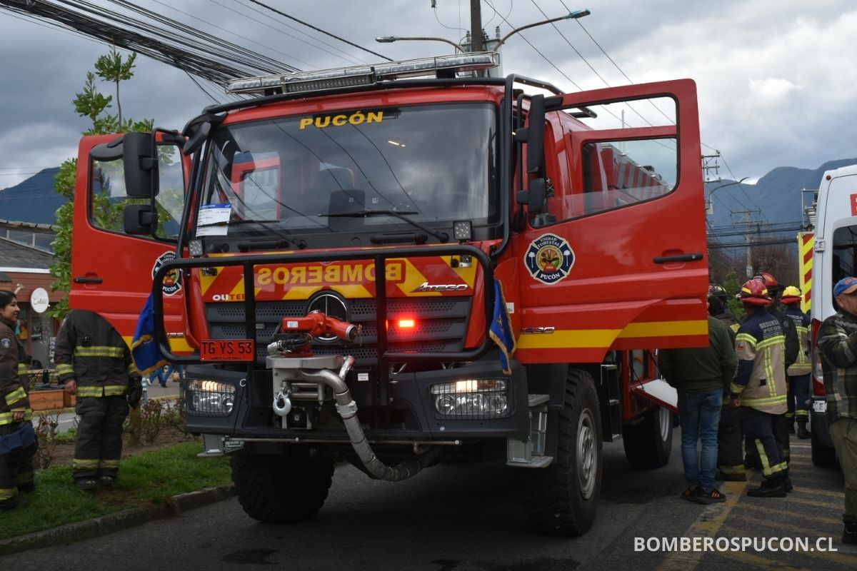 segunda compañia bomberos pucon acreditada recibe nuevo carro forestal