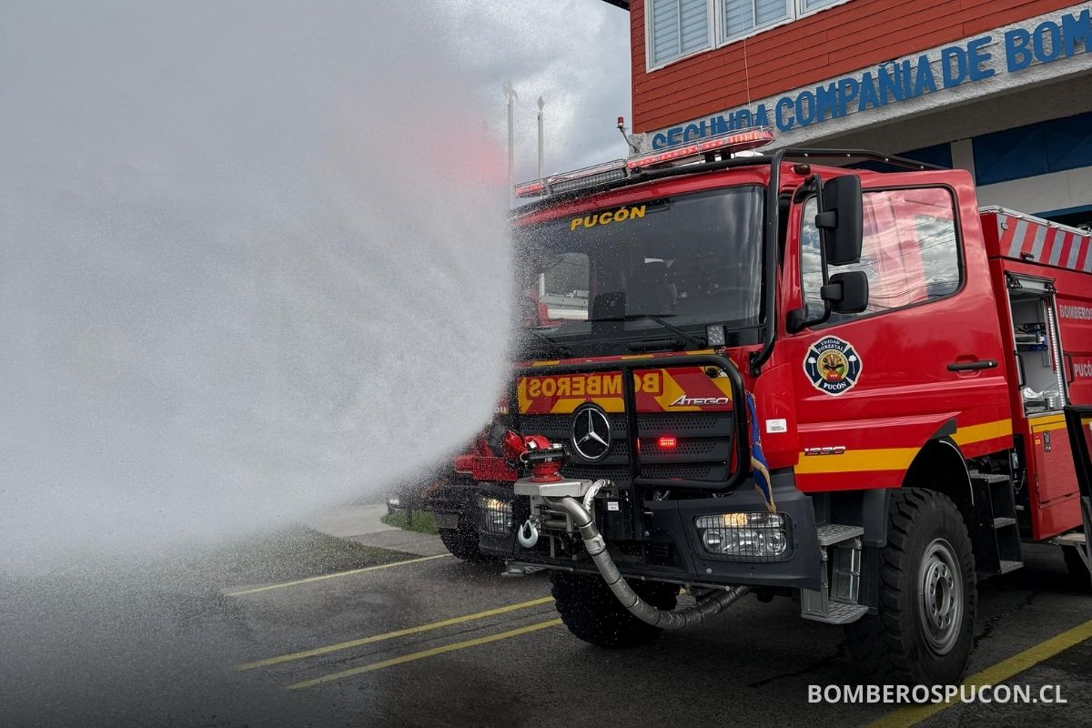segunda compañia bomberos pucon recibe nuevo carro forestal desde GORE