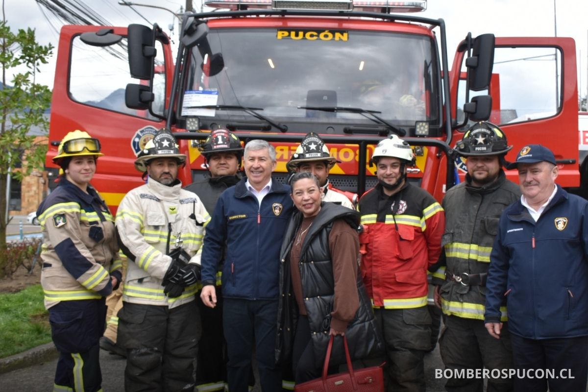 segunda compañia pucon acreditada recibe nuevo carro forestal